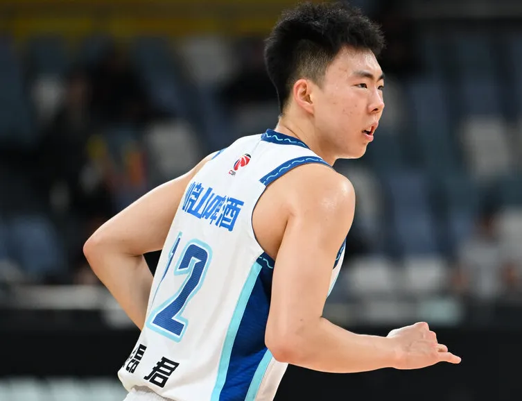 九游娱乐官网地址-段昂君全场出战27分钟，投篮13中5，三分9中4得到14分1篮板