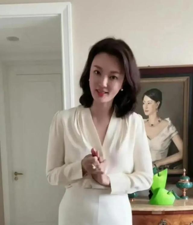 九游娱乐-怪不得都叫她人间尤物，这是当年最美央视春晚主持人刘芳菲